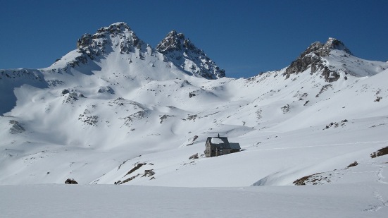 Il Cufercalhutte con la vista del Cufercalhorn e i Pizzas d'Anarosa