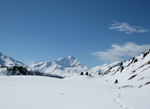 Nei pressi del Lago da Vons con la vista spettacolare del Pizzo Tamb e del Passo dello Spluga (versante svizzero)