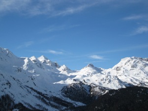 La vista verso le cime sopra il Passo del Lucomagno