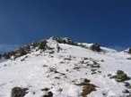 Il ripido pendio roccioso che porta in cima.  consigliabile affrontarlo con neve sicura e ramponi