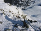 Una vista dalla cima del ripido versante roccioso di salita