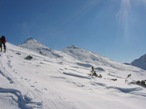 Verso il pendio finale dello Schrottorn, sullo sfondo il Plankenhorn e il Kassianspitze