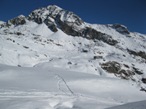 Il Rifugio Arp, vicino e l'ampio percorso per evitare i traversi