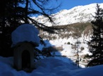 Lungo il sentiero si incrocia una piccola cappelletta con una buona vista su Champoluc