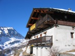 L'arrivo a Resy, nella foto il Rifugio Guide di Frachey, poco pi avanti si trova anche il Rifugio Ferraro