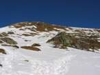 L'attraversamento della zona con rocce affioranti, pendenze variabili
