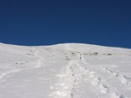 L'ultimo tratto, sullo sfondo la traccia sale dritta, ma in condizioni di forte innevamento  consigliabile traversare a sinistra e salire la cresta ovest con meno pendenza.