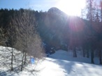 La strada carrozzabile che porta verso le piste da sci