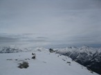 L'arrivo all'ampia e pianeggiante cima, sullo sfondo il Monte Rosa