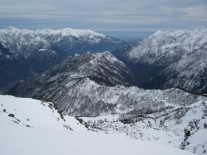 La vista verso il fondo valle orientale valdostano. Si intravede in basso a sinistra la Corma di Machaby