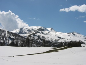 Il Monte Rascias visto dalla conca di Dondena