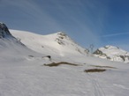 Sul piccolo pianoro del Gurgiassone, sullo sfondo a sinistra l'anticima nord del Monte Rascias