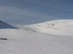 Il colletto tra il Monte Dondena e il Monte Rascias. Si intravede la traccia di salita