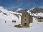 Il Santuario al Lago Miserin, sullo sfondo l'omonimo rifugio