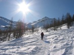 Risalendo il rado bosco sovrastante l'abitato di Cheneil