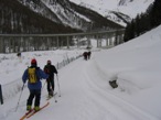 La partenza dal parcheggio e il viadotto del tunnel sotto il quale passa il nostro percorso