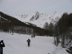 In cammino verso il bosco, seguendo la traccia sulla carrozzabile. Si nota in fondo a sinistra l'inizio del vallone per il Col Serena