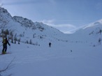 Il pianoro e l'ampio vallone. Sullo sfondo il Col Serena