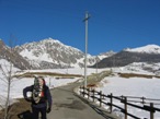 La parenza da Lignan, in fondo alla strada a sinistra si intravede l'osservatorio, Mentre leggermente a destra e sullo sfondo il pendio boschivo da superare