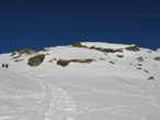In fondo al vallone si trova un grosso dosso, dove  preferibile aggirarlo a sinistra per portarsi sotto il Col du Salv