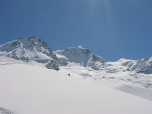 L'imponente parete nord del Gran Paradiso e il ghiacciaio del Lavaciau