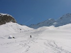 L'ampio e panoramico vallone sottostante al rifugio. Arrivati in fondo si deve piegare verso la bastionata rocciosa e poi riprendere la stessa direzione