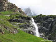 Cervinia - Cascata, sullo sfondo il Cervino coperto dalle nuvole