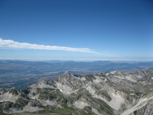 La vista dalla cima del Corno Grande verso L'Aquila