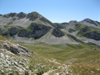 La distesa prativa fatta di piccoli dossi del Campo Pericoli, in fondo a destra ha inizio la Val Maone