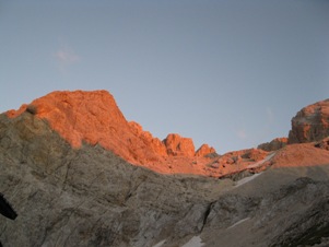 La Sella dei Due Corni, con il tipico rossore del tramonto sulle rocce. Il paesaggio non ha nulla che invidiare a quello delle Dolomiti
