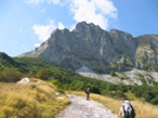 La strada per il Passo Tambura, con la vista sul Monte Tambura