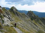 Ridiscesi al passo, si prosegue sul versante marittimo e verso il rifugio Nello Conti