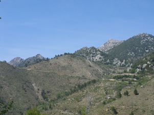 La cima rocciosa del Grammondo sullo sfondo a destra