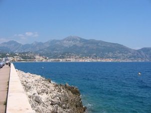 La costa di Menton con alle spalle le Alpi Marittime