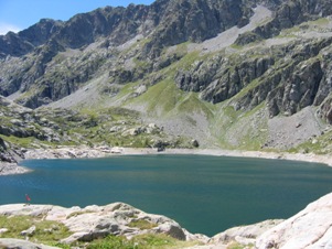 Il lago verde di fronte al rifugio della Valmasque