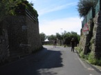 L'incrocio con la strada asfaltata che porta a Tellaro. La scalinata a sinistra  quella da non prendere