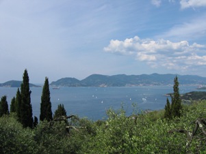 Uno scorcio panoramico sulla costa dal sentiero per Tellaro. Sullo sfondo Portovenere