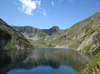 Il Lago di Aviasco con sullo sfondo, il Passo di Aviasco