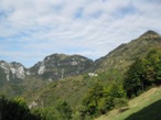 La veduta del Rifugio dal Passo e sotto l'avvallamento da seguire per giungere all'attacco della ferrata