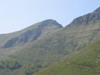 Usciti dal boschetto sopra l'Alpe di Pesci si vede il sentiero che conduce alla spalla sulla sinistra della cima.