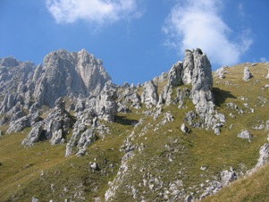 Le rocce imponenti della Grignetta viste lungo la discesa dalla Cresta Sinigallia