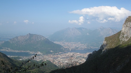 Lungo il sentiero la bella vista che si ha del Monte Barro e di Lecco con i laghi