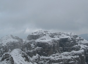 Una delle cime minori del Resegone vista dalla cima principale, la giornata  un po' grigia