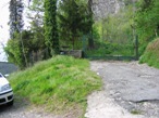 La partenza del sentiero. Il cancellone lungo la Via Monte Spluga a Lecco