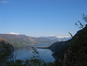 Uno scorcio sul Lago di Lecco lungo il sentiero