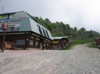 Percorrendo il sentiero si arriva ai piani di Bobbio e alla stazione di arrivo della funivia