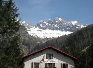 Il Rifugio Brasca e sullo sfondo le cime dell'Oro e la Sfinge