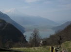 L'ultima vista sul lago di Mezzola, all'imbocco della frazione di Aved