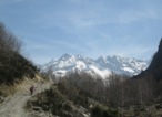 Andando verso la testata della valle, lungo la rovinosa strada di servizio della diga. Qui si passa dalla medio bassa montagna alla medio alta montagna...