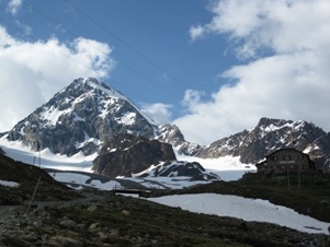 Il Rifugio Pizzini con alle spalle il Gran zebr